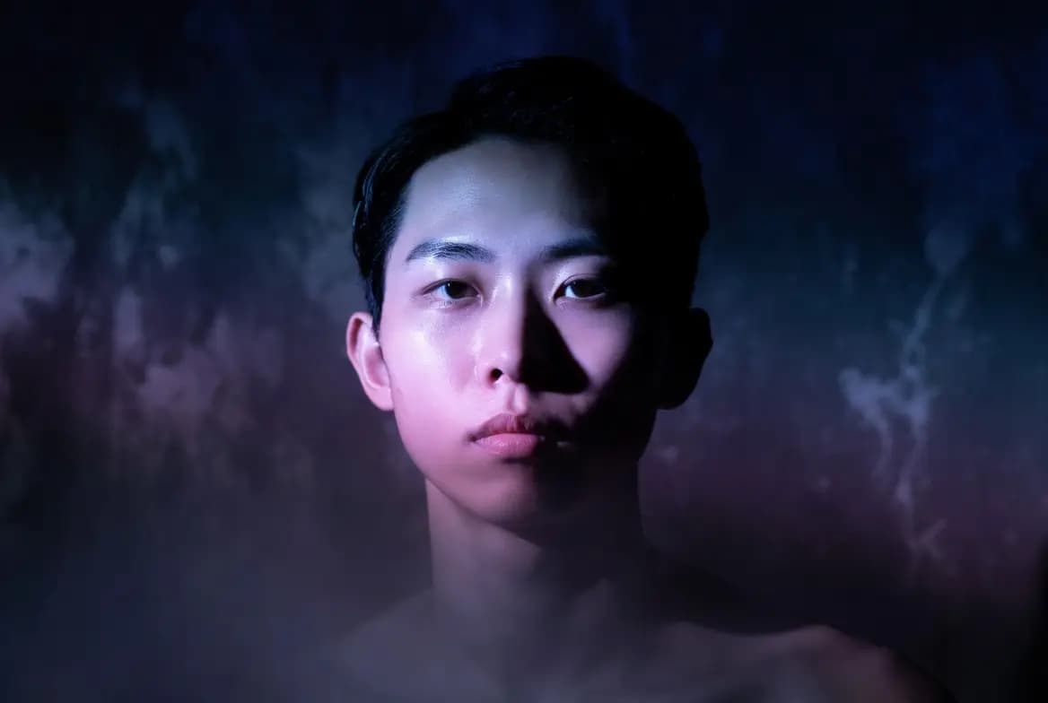 고급 앨범 커버 초상화로, 조절된 조명과 분위기 있는 중앙 레이아웃을 특징으로 합니다.
